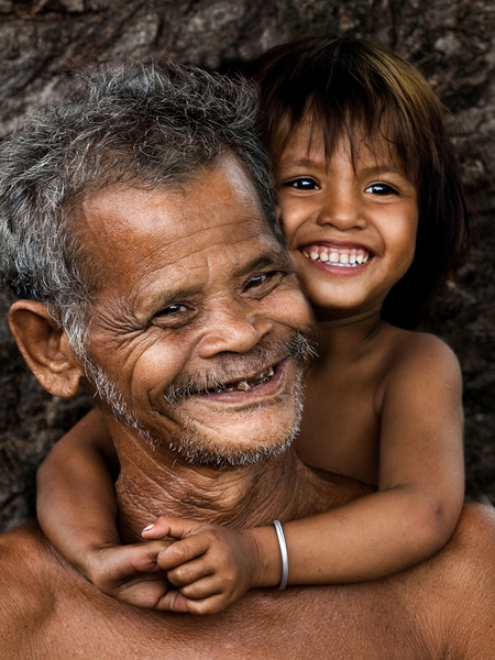203 - GRANDFATHER AND CHILD - KHOA VO DINH - viet nam.jpg